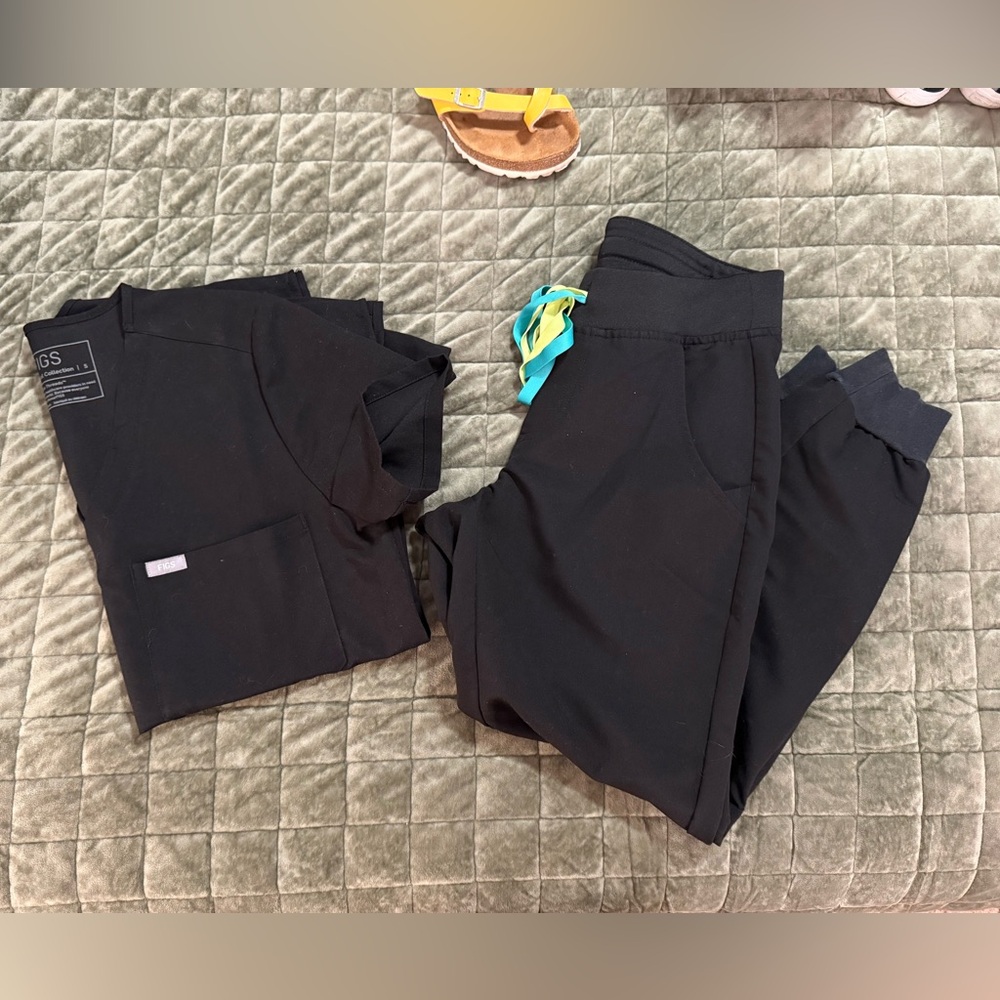 Women’s Black Jogger FIGS set